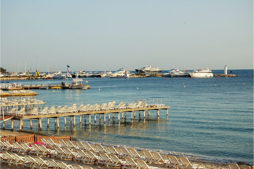 vue sur le port de juan les pins