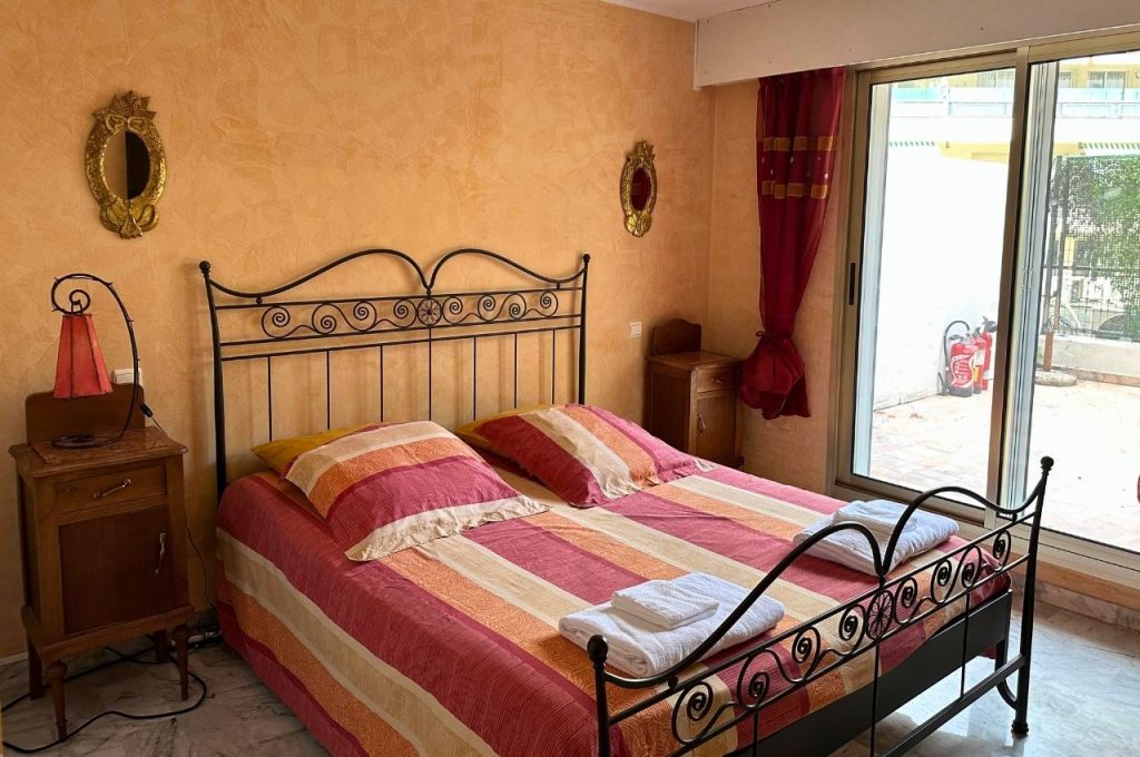 la chambre principale de la location saisonnière Juan-les-pins