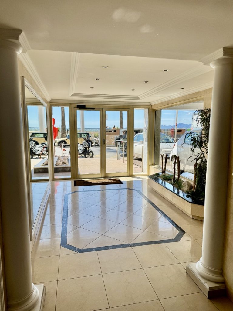 hall d'entrée de la location saisonnière Juan-les-pins