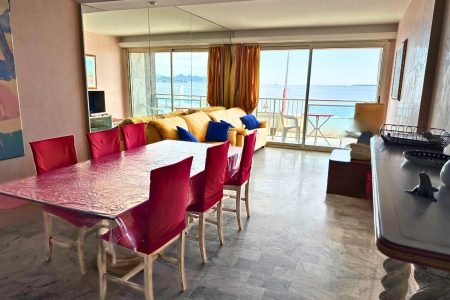 la grande pièce vue mer de la location saisonnière Juan-les-pins