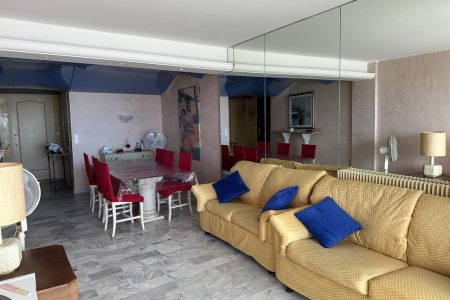 vue du salon salle à manger de la location saisonnière Juan-les-pins