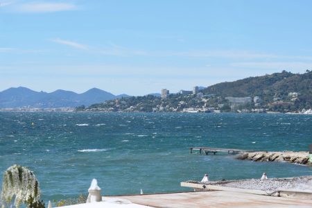 vue sur la baie de Cannes et l'Estérel de la location saisonnière Juan-les-pins